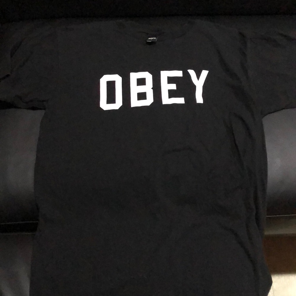 Obey Black / White Letters T (Size L)